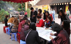 "Nhét tiền vào tay Phật là vô cùng phản cảm"